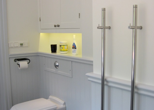 Badrum-badrumsrenovering-badrumsinredning i vitt-klassisk stil-bathroom-wallhung toilet-INR handdukstork-Villeroy & Boch