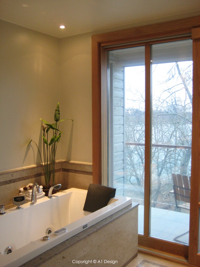 Badrum med inbyggt badkar, elektriskt insynsskydd i glaset