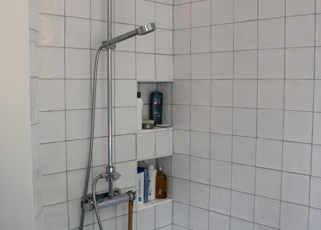 Dusch-hylla i dusch-Mora duschblandare-Mora Inxx-shower-krom-kakel-tiles