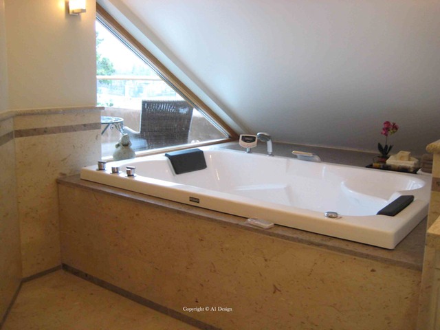 Badrum med inbyggt badkar, inbyggd Jacuzzi, badkar med sjöutsikt